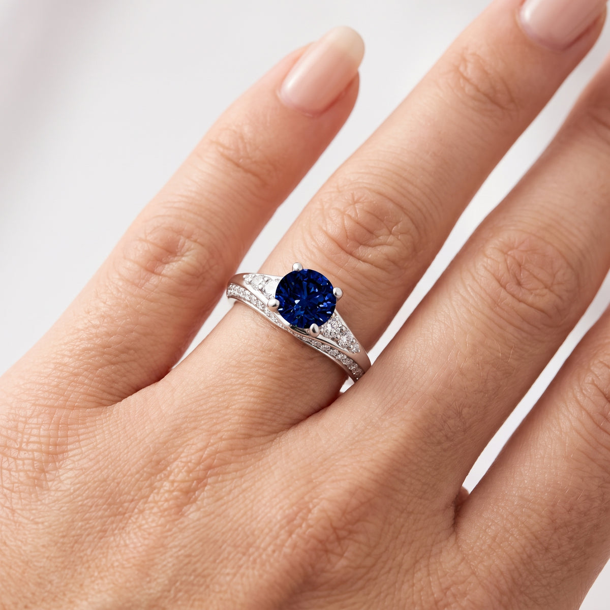 _lifestyle_image@SKU:RG086-LCSR01000004W #metal_10k-white-gold+origin_lab-created