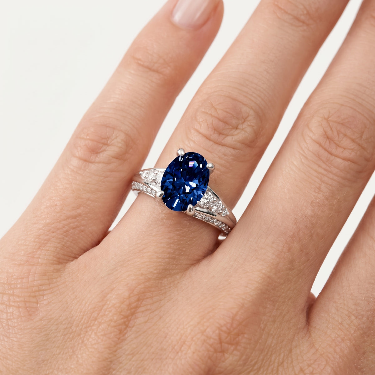 _lifestyle_image@SKU:RG086-NCSO02000004W #metal_14k-white-gold+origin_lab-created