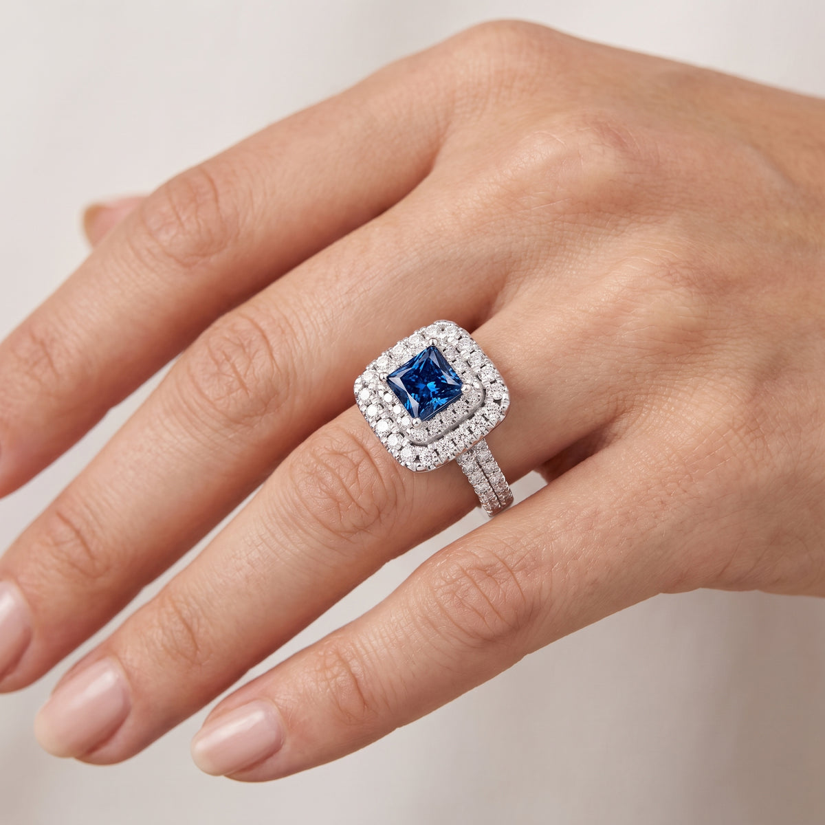 _lifestyle_image@SKU:RG094-NCSP0200000PL #metal_platinum+origin_lab-created