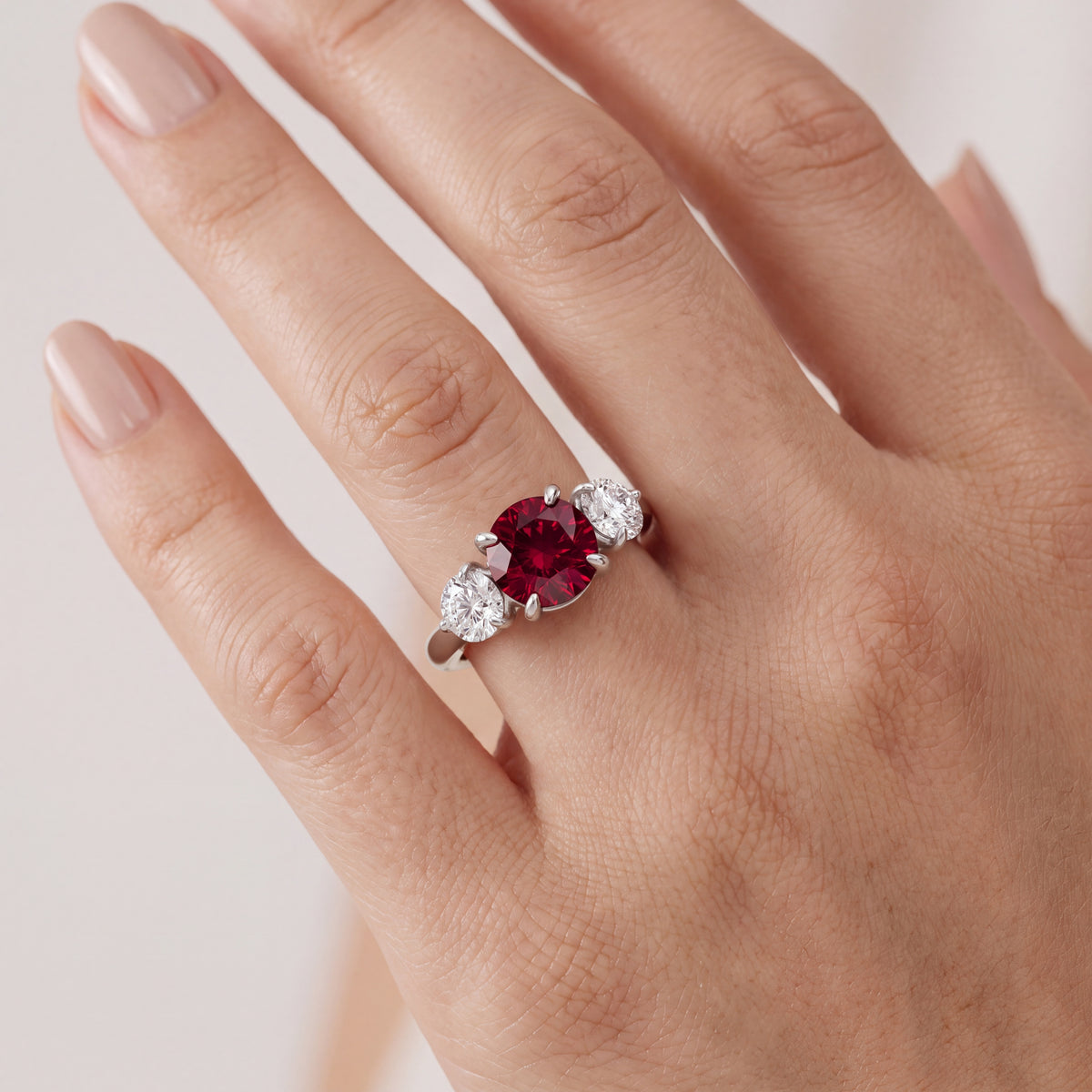 _lifestyle_image@SKU:RG097-LCRR01010004W #metal_10k-white-gold+origin_lab-created