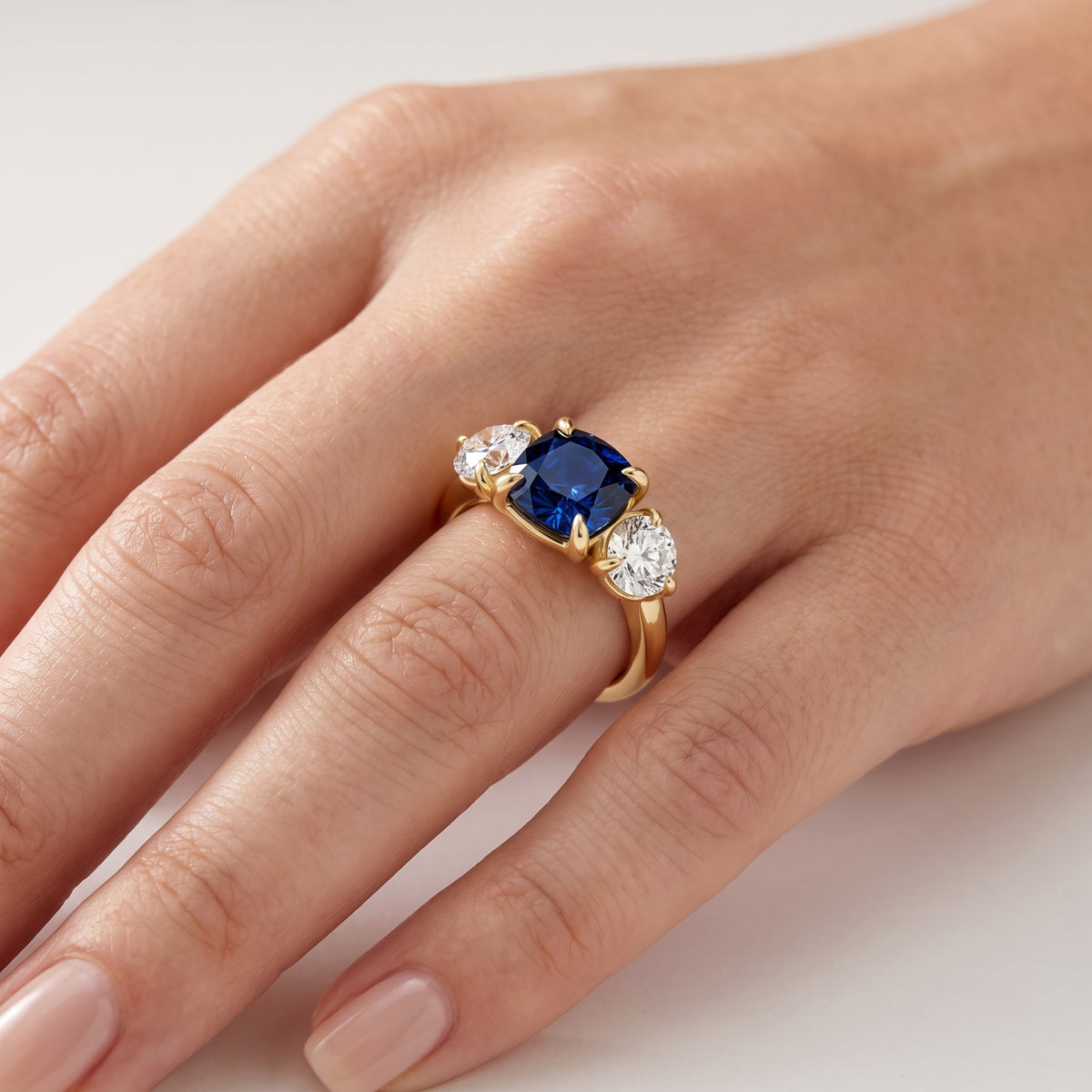 _lifestyle_image@SKU:RG097-LCSC02000004Y #metal_10k-yellow-gold+origin_lab-created
