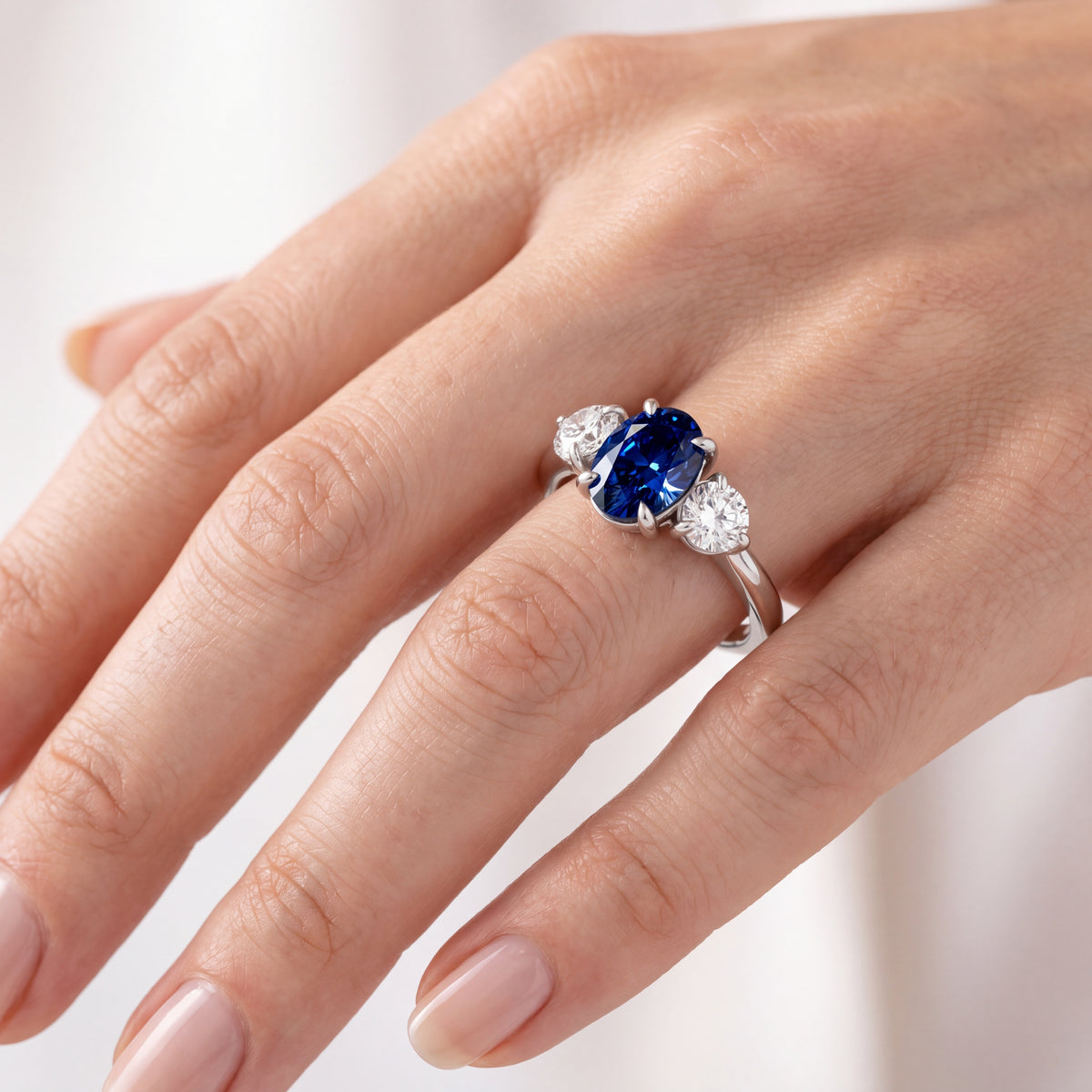 _lifestyle_image@SKU:RG097-LCSO01000004W #metal_10k-white-gold+origin_lab-created
