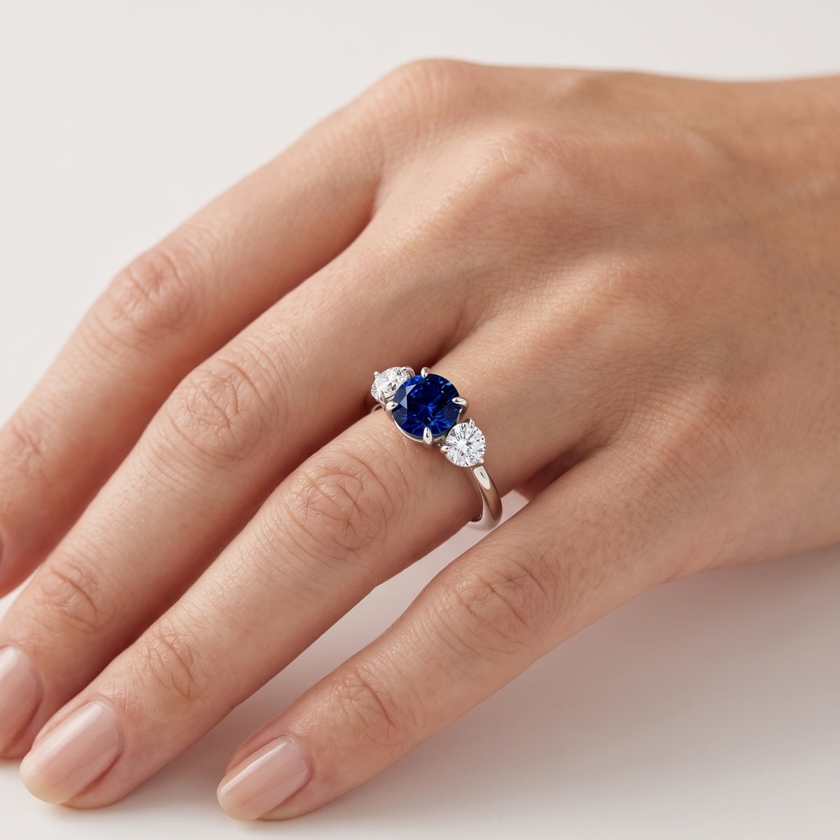 _lifestyle_image@SKU:RG097-LCSR01010004W #metal_10k-white-gold+origin_lab-created
