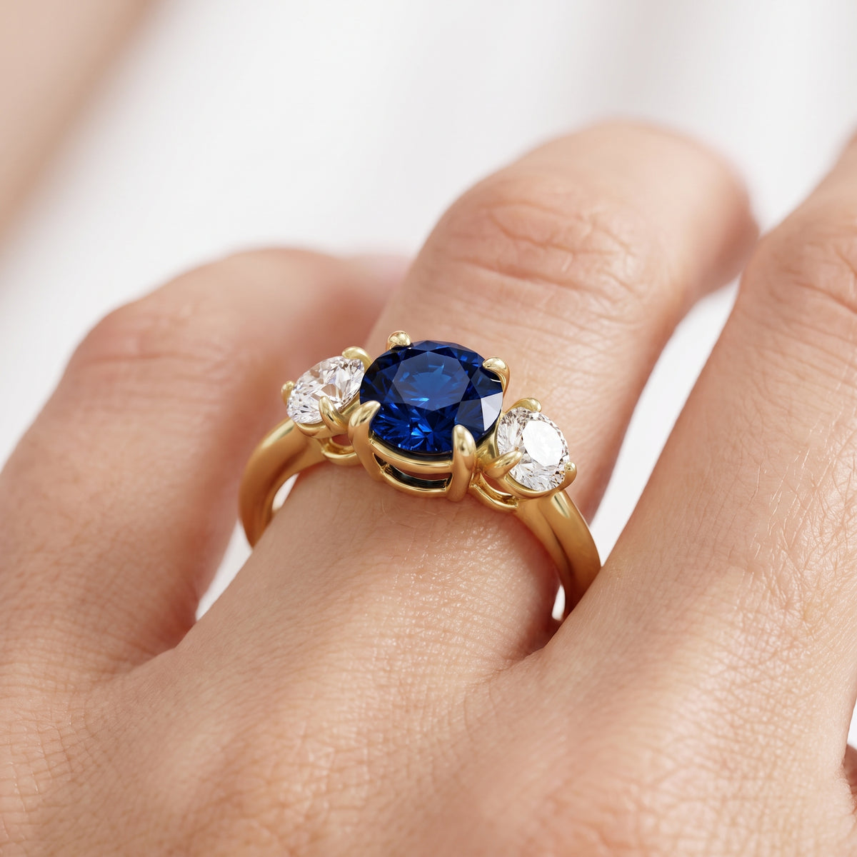 _lifestyle_image@SKU:RG097-LCSR01010004Y #metal_10k-yellow-gold+origin_lab-created