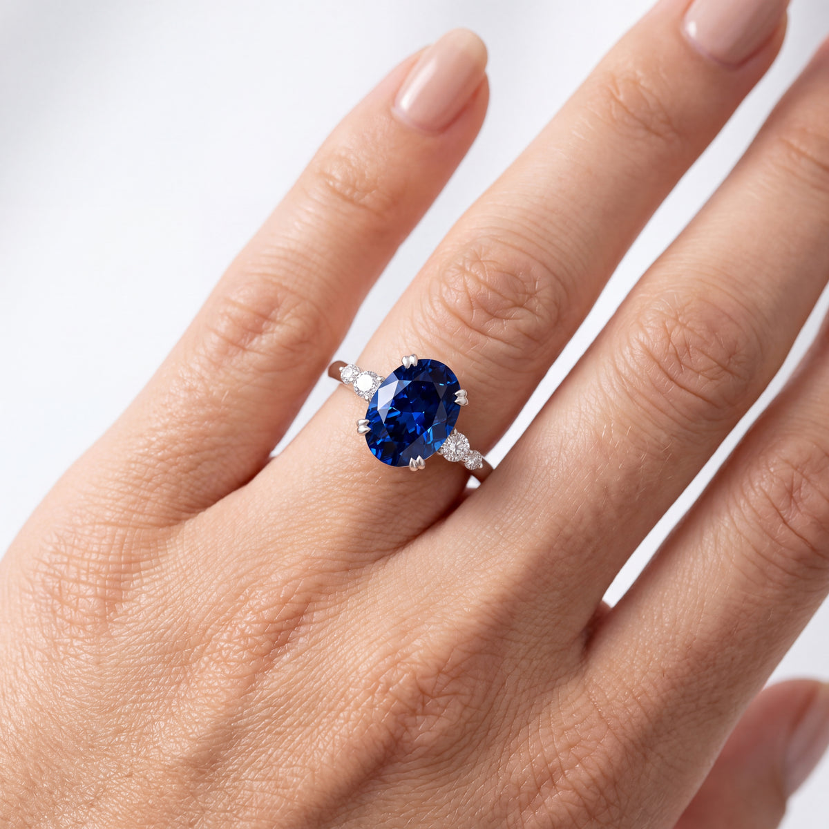 _lifestyle_image@SKU:RG100-LCSO01750004W #metal_10k-white-gold+origin_lab-created