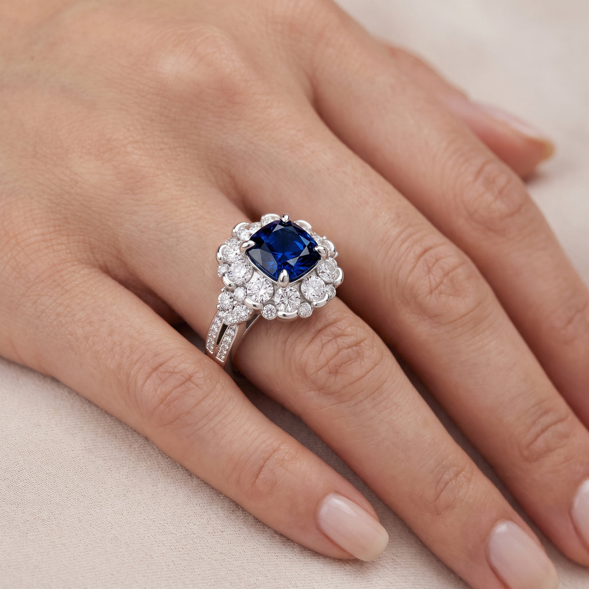 _lifestyle_image@SKU:RG108-LCSC02000004W #metal_10k-white-gold+origin_lab-created