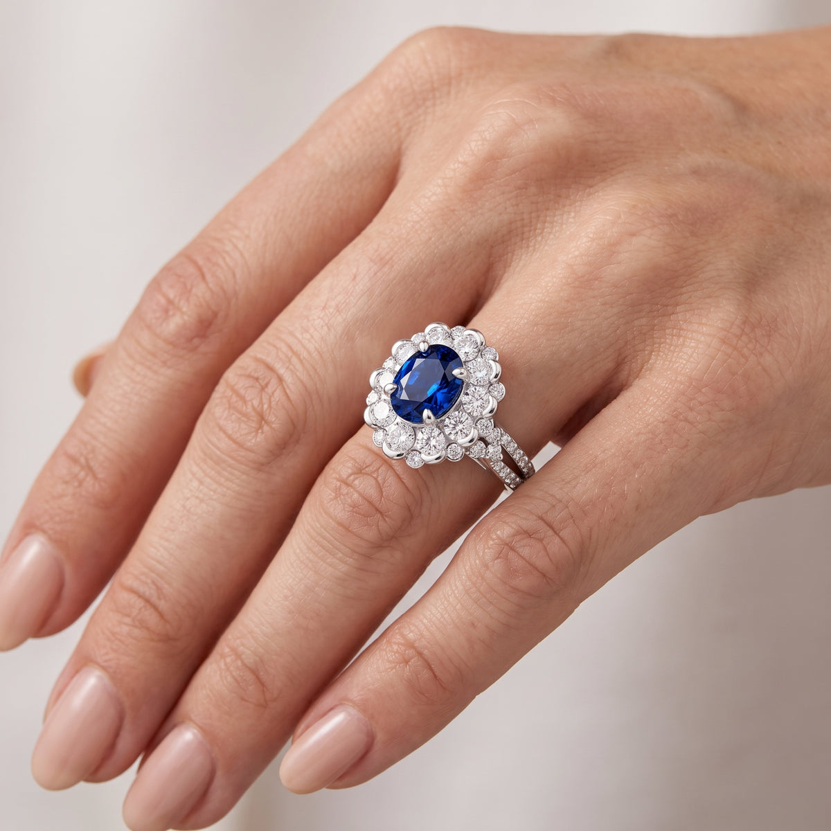 _lifestyle_image@SKU:RG108-LCSO02000004W #metal_10k-white-gold+origin_lab-created