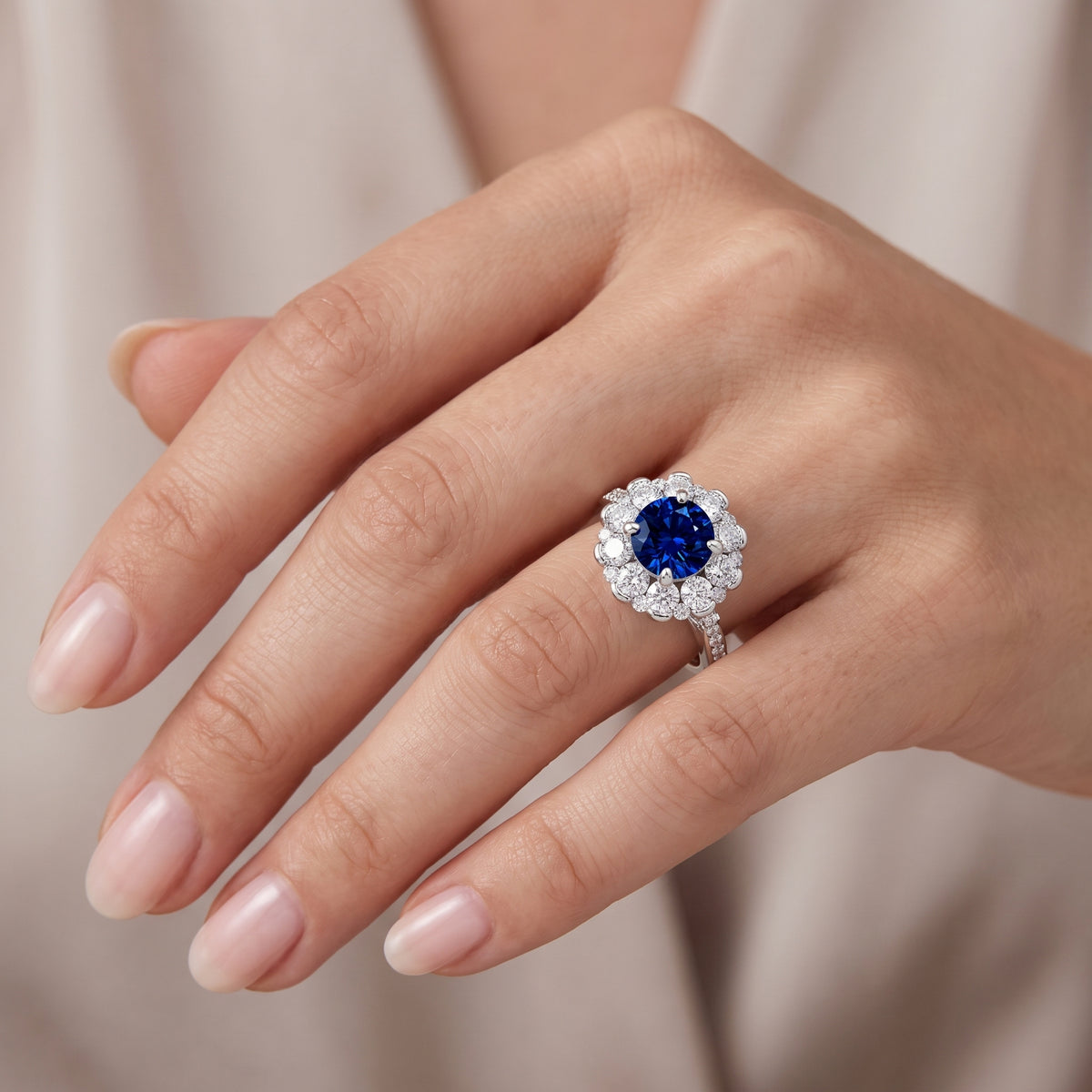 _lifestyle_image@SKU:RG108-LCSR02000004W #metal_10k-white-gold+origin_lab-created