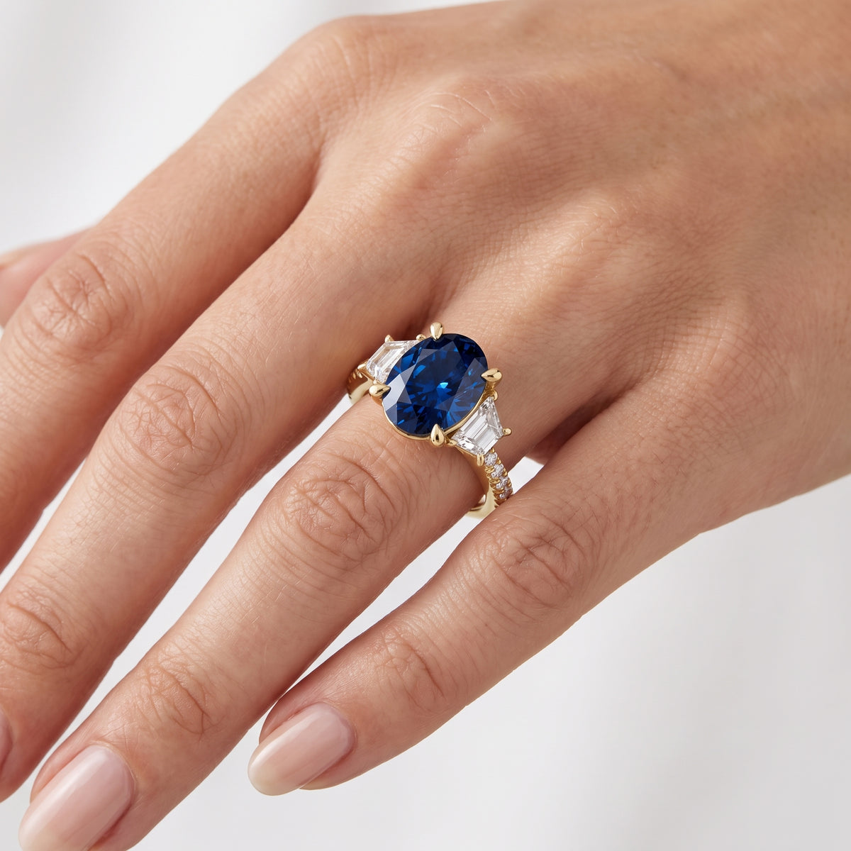 _lifestyle_image@SKU:RG112-LCSO02000004Y #metal_10k-yellow-gold+origin_lab-created