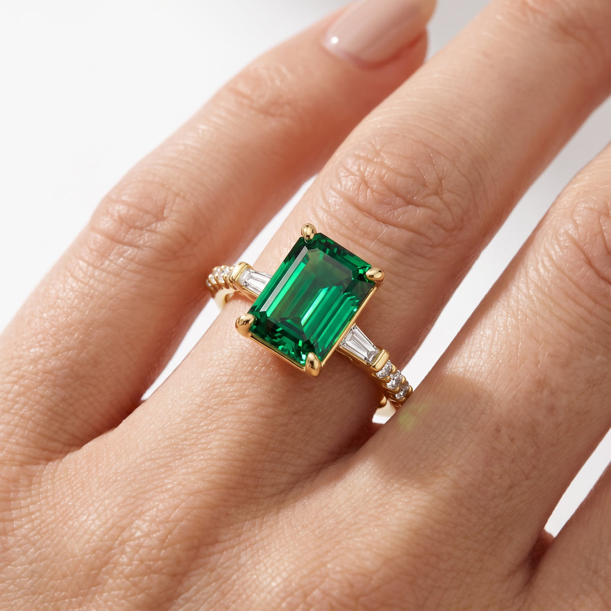 _lifestyle_image@SKU:RG113-LCEE02000004Y #metal_10k-yellow-gold+origin_lab-created