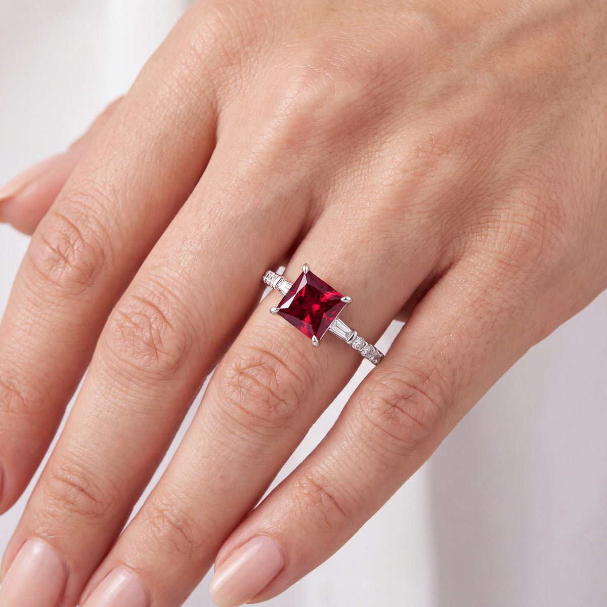 _lifestyle_image@SKU:RG113-LCRP01000004W #metal_10k-white-gold+origin_lab-created