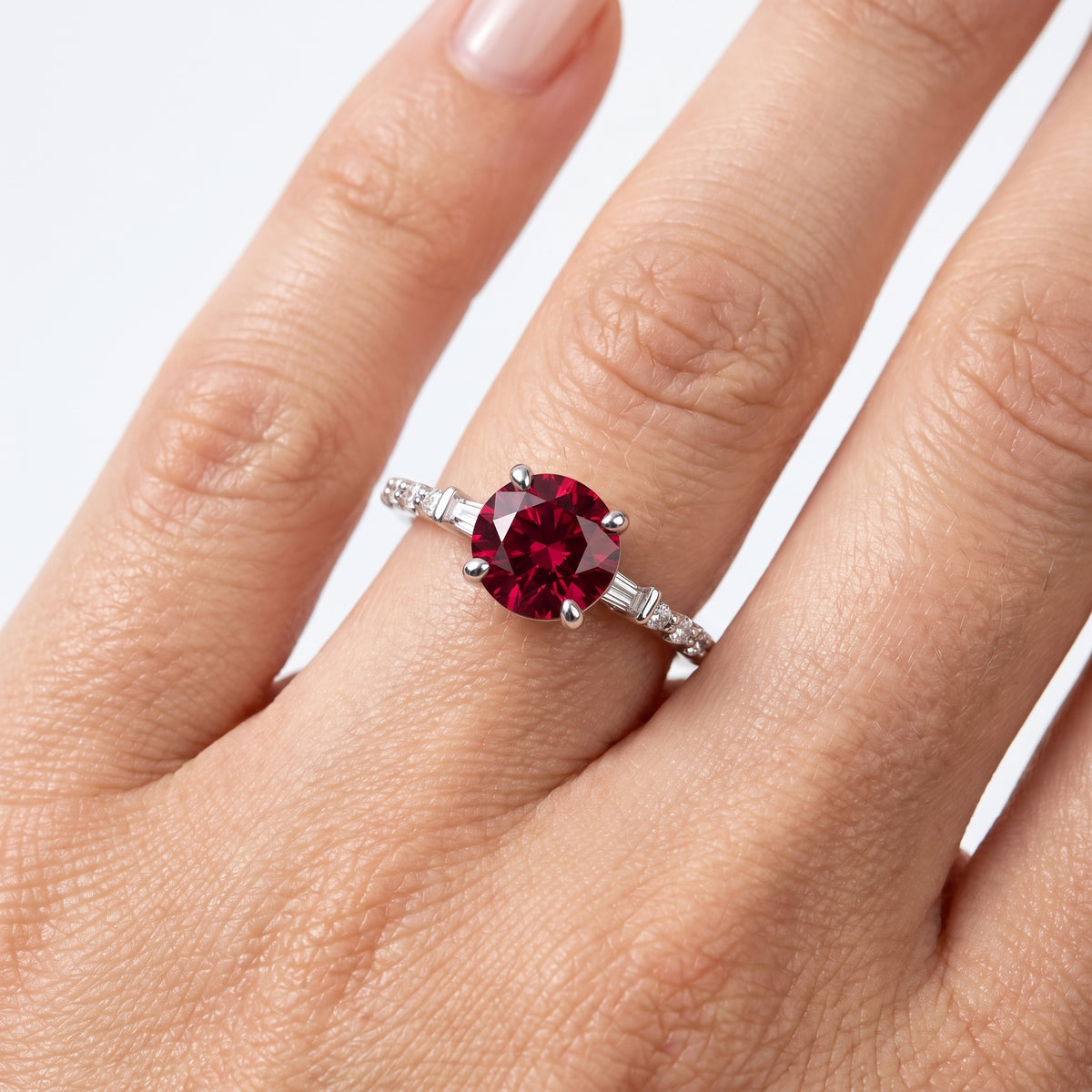 _lifestyle_image@SKU:RG113-LCRR01000004W #metal_10k-white-gold+origin_lab-created