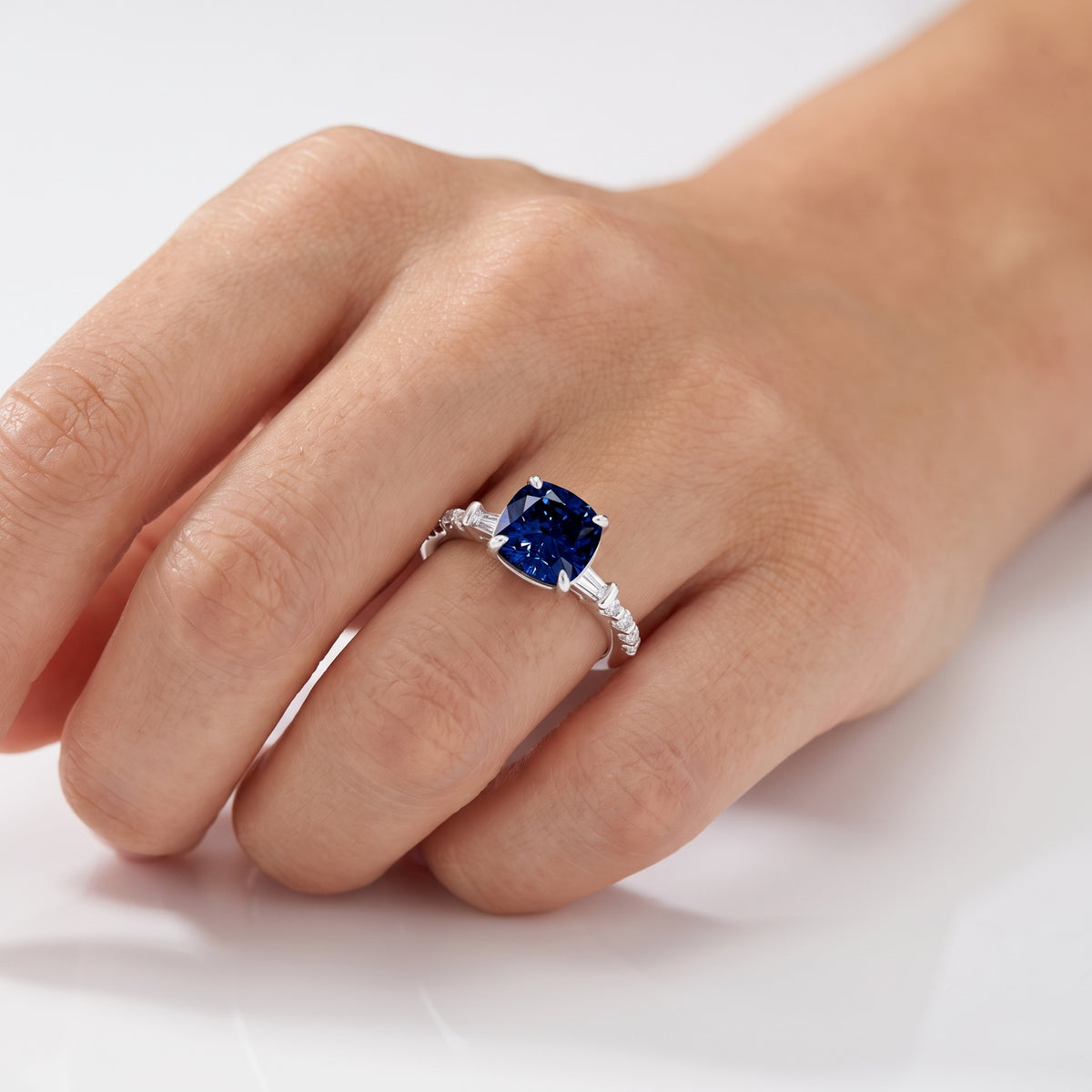 _lifestyle_image@SKU:RG113-LCSC01000004W #metal_10k-white-gold+origin_lab-created