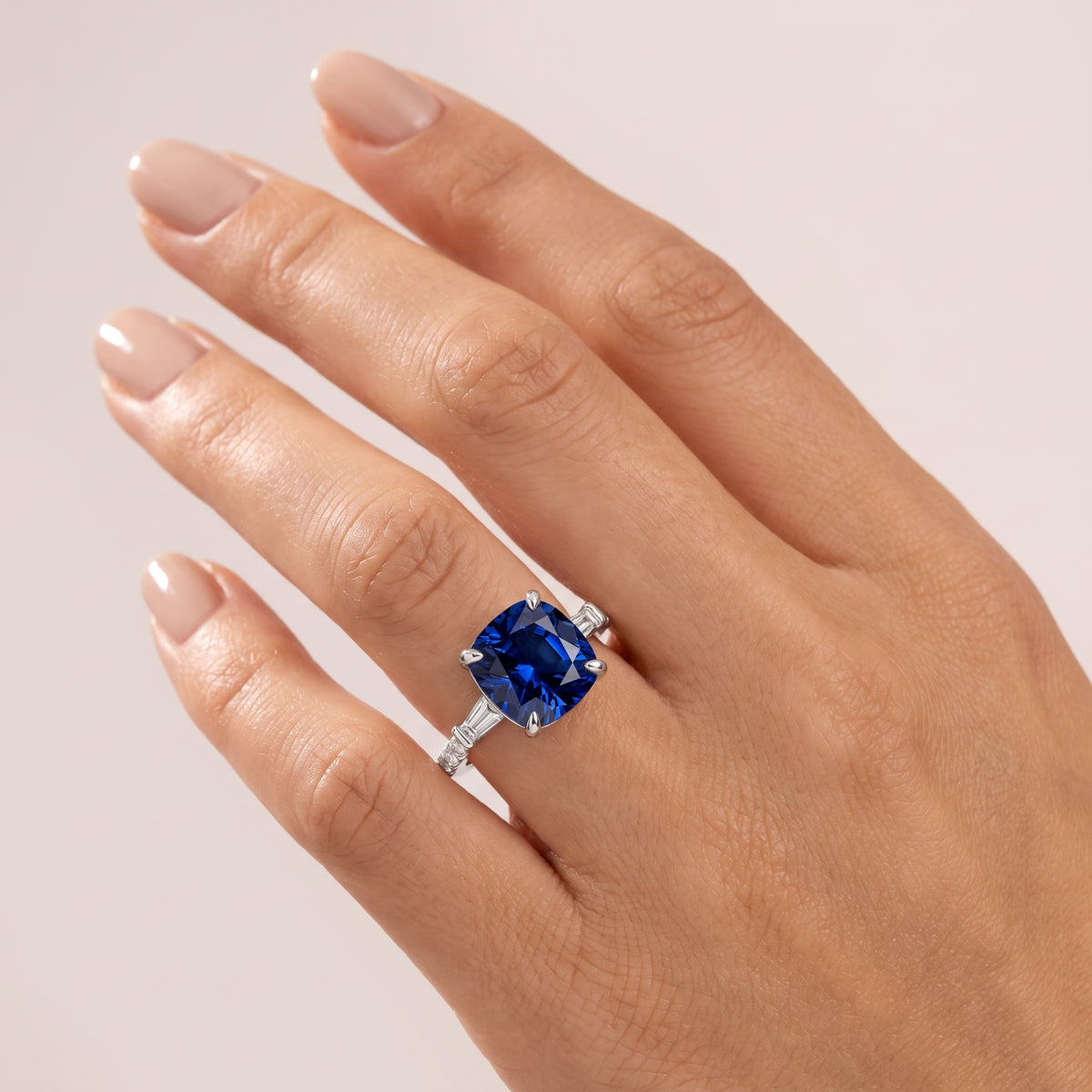 _lifestyle_image@SKU:RG113-LCSC02000004W #metal_10k-white-gold+origin_lab-created
