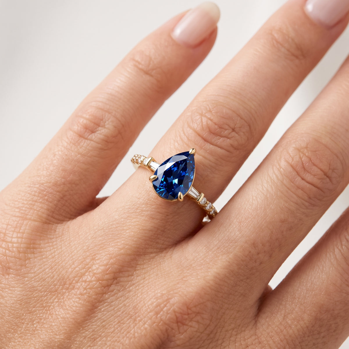 _lifestyle_image@SKU:RG113-LCSD01000004Y #metal_10k-yellow-gold+origin_lab-created