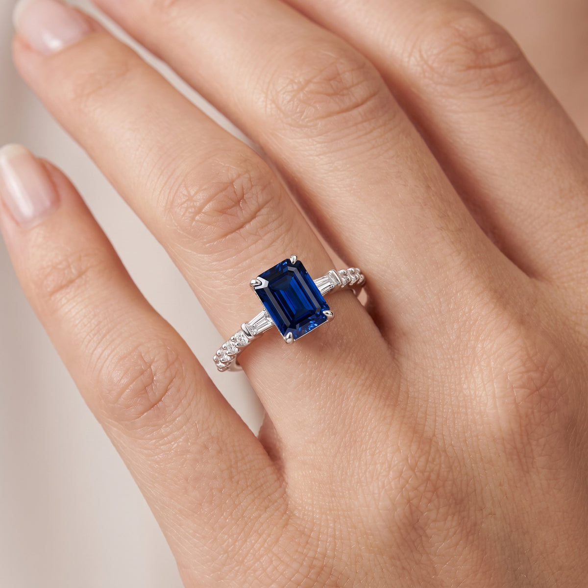 _lifestyle_image@SKU:RG113-LCSE01000004W #metal_10k-white-gold+origin_lab-created