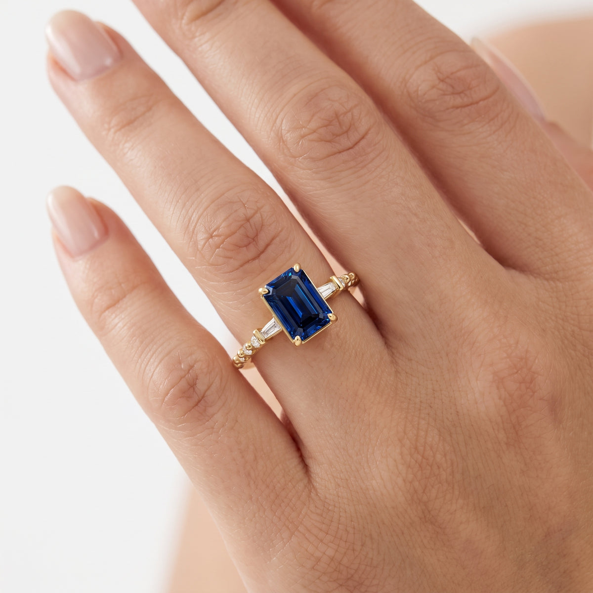 _lifestyle_image@SKU:RG113-LCSE01000004Y #metal_10k-yellow-gold+origin_lab-created