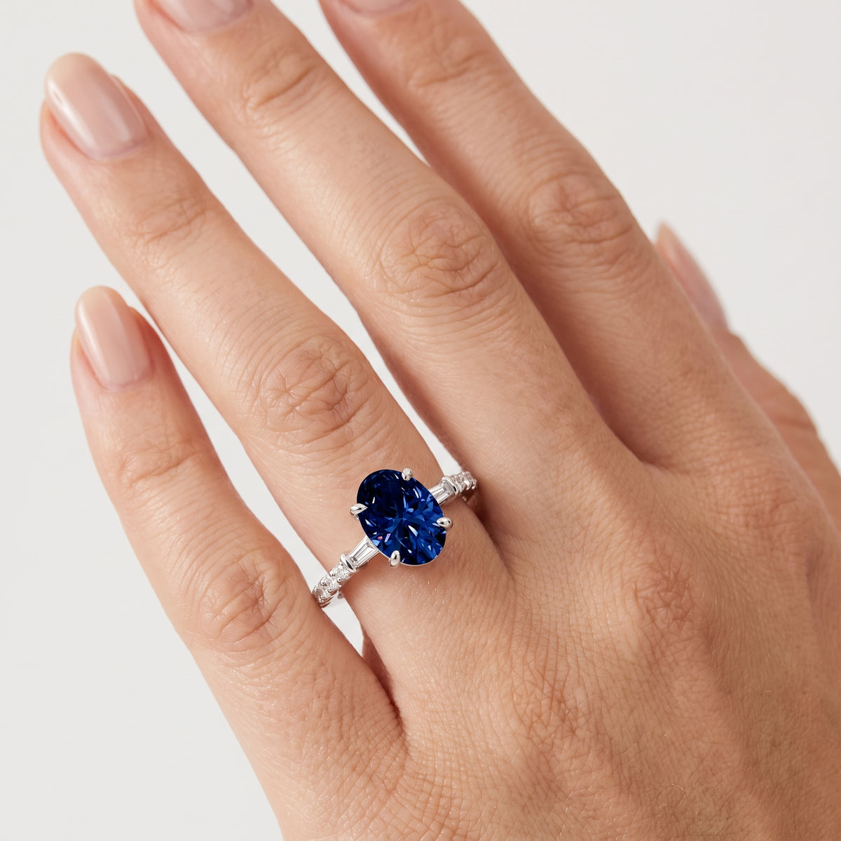 _lifestyle_image@SKU:RG113-LCSO01000004W #metal_10k-white-gold+origin_lab-created