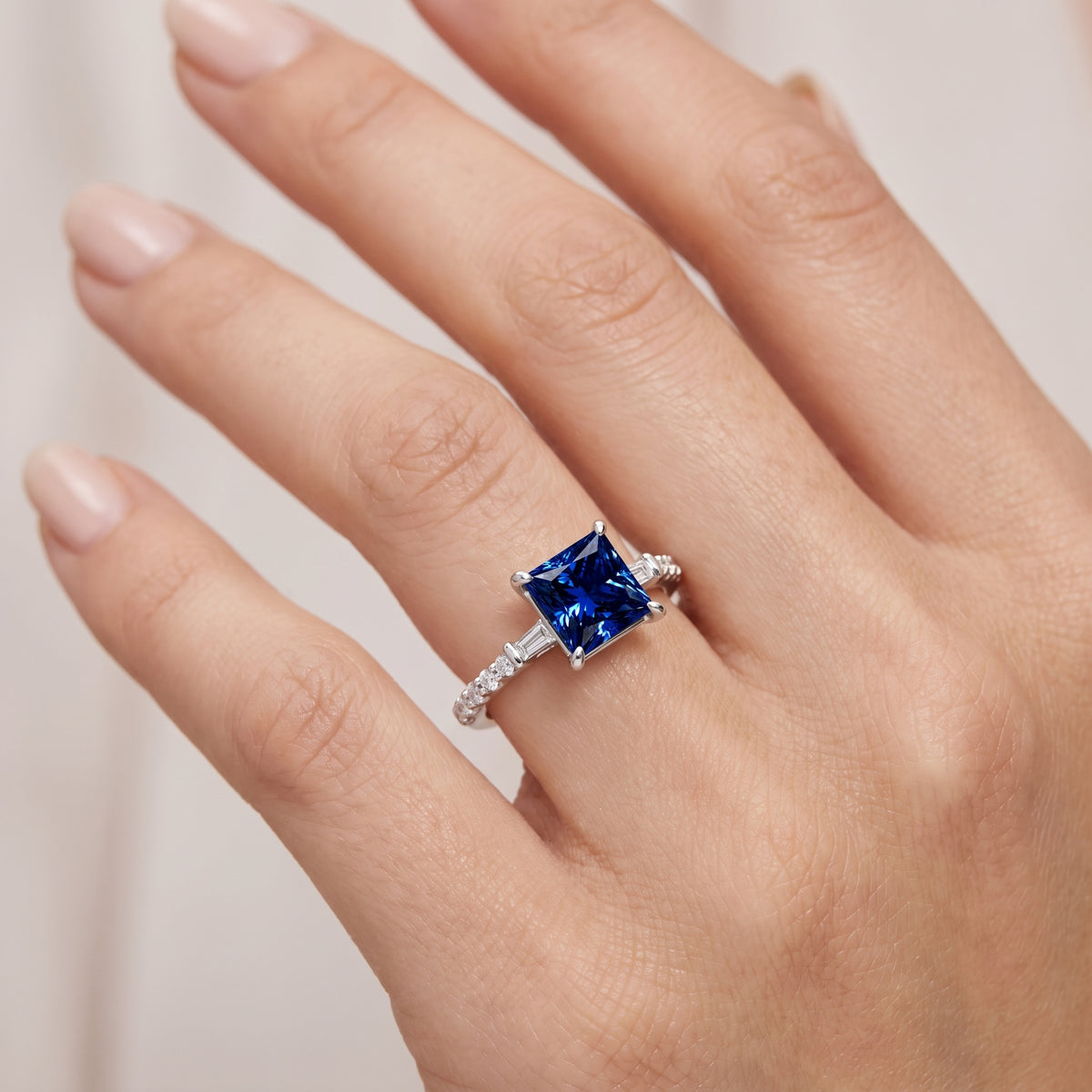 _lifestyle_image@SKU:RG113-LCSP01000004W #metal_10k-white-gold+origin_lab-created