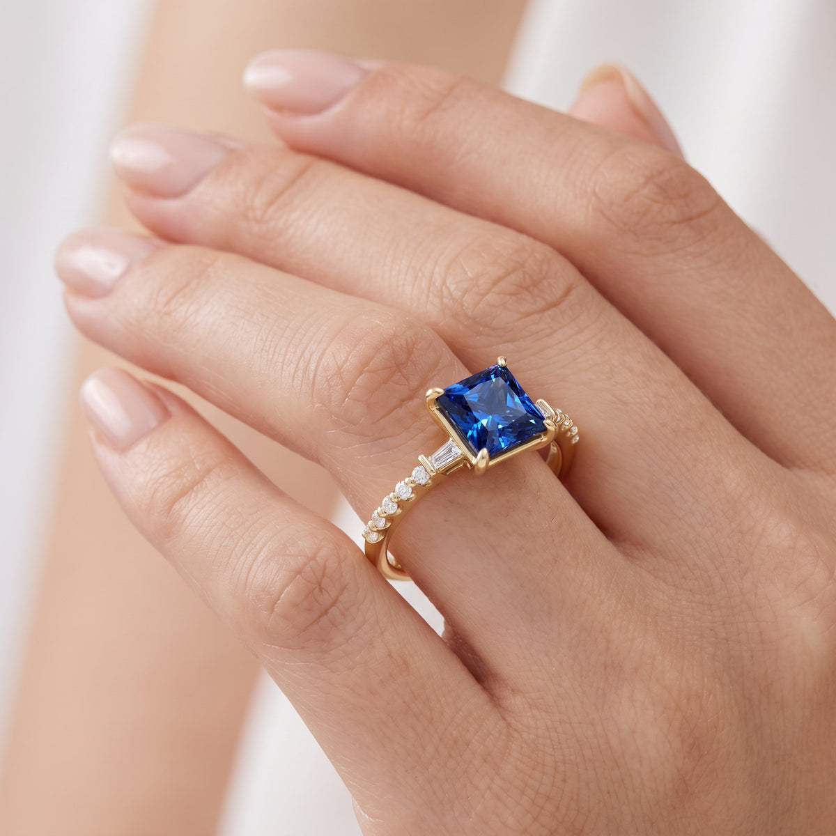 _lifestyle_image@SKU:RG113-LCSP01000004Y #metal_10k-yellow-gold+origin_lab-created