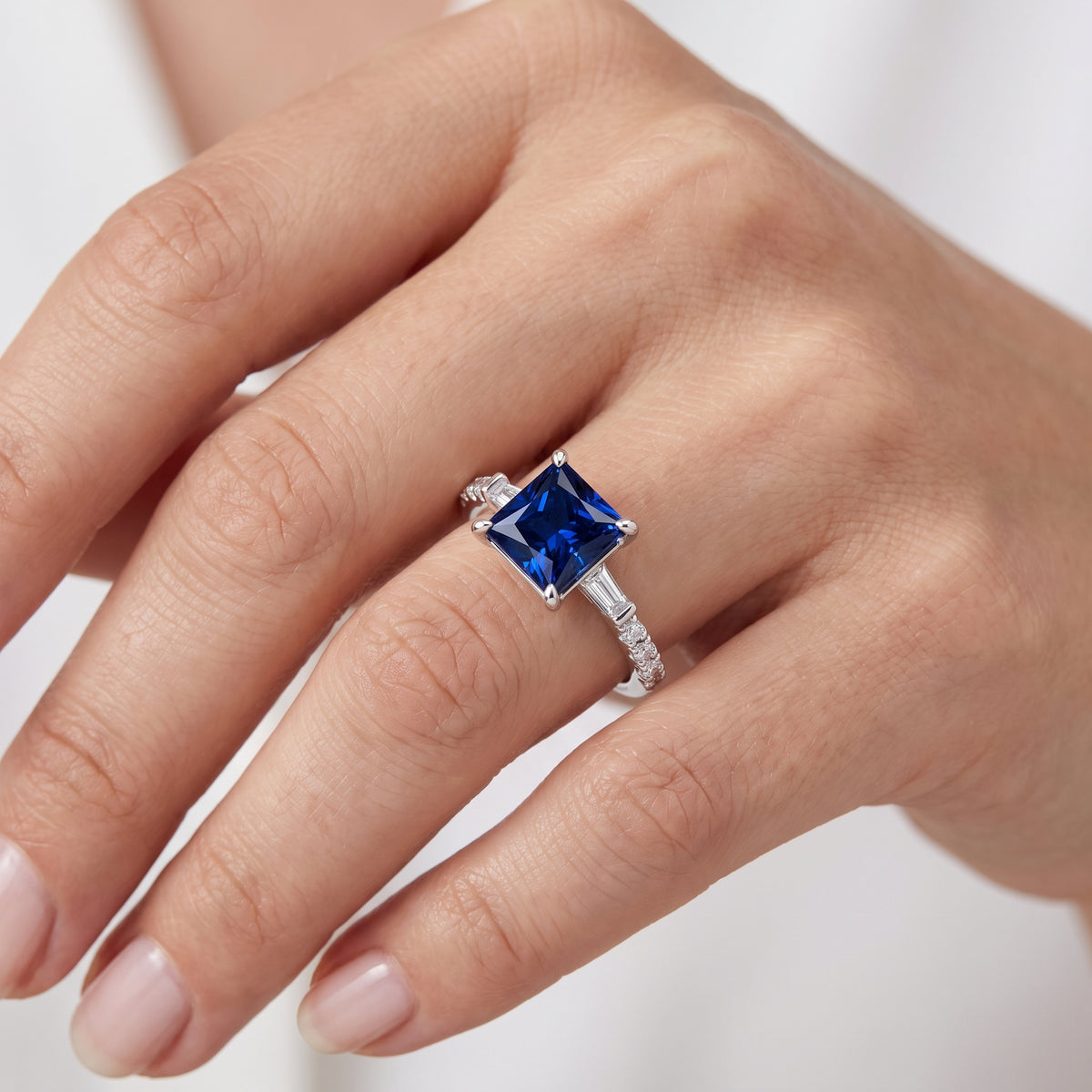 _lifestyle_image@SKU:RG113-LCSP02000004W #metal_10k-white-gold+origin_lab-created