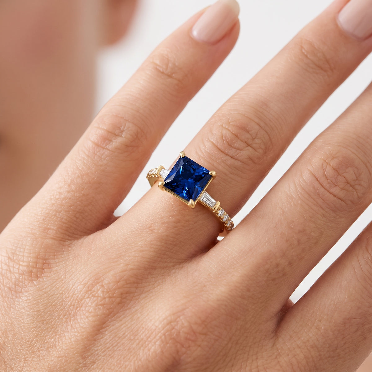 _lifestyle_image@SKU:RG113-LCSP02000004Y #metal_10k-yellow-gold+origin_lab-created