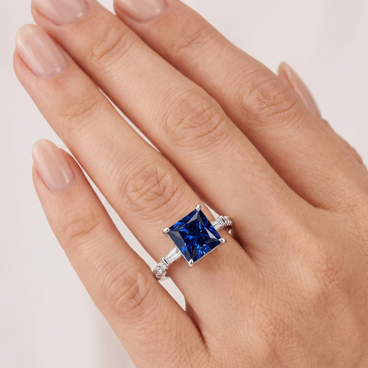 _lifestyle_image@SKU:RG113-LCSP03000004W #metal_10k-white-gold+origin_lab-created