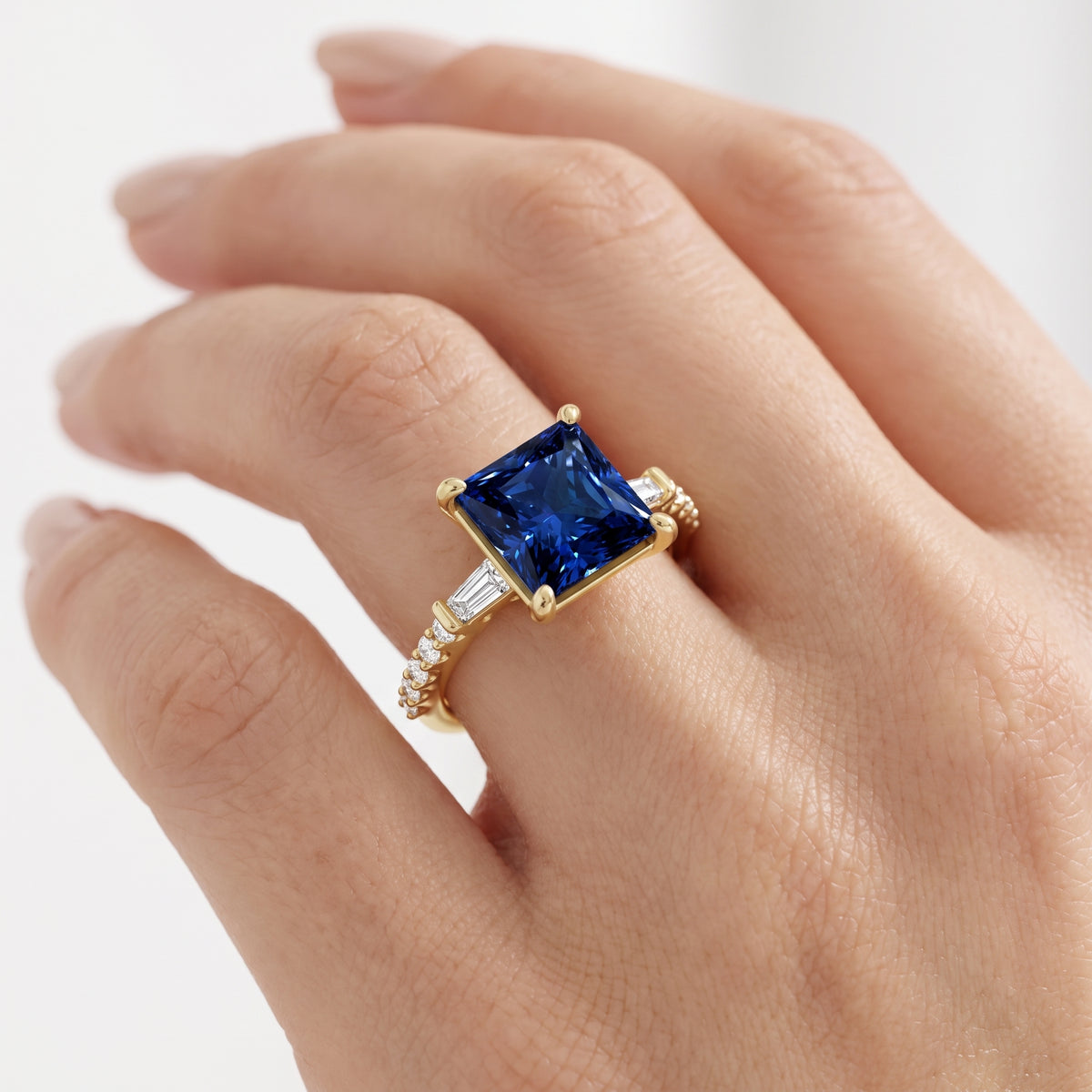 _lifestyle_image@SKU:RG113-LCSP03000004Y #metal_10k-yellow-gold+origin_lab-created