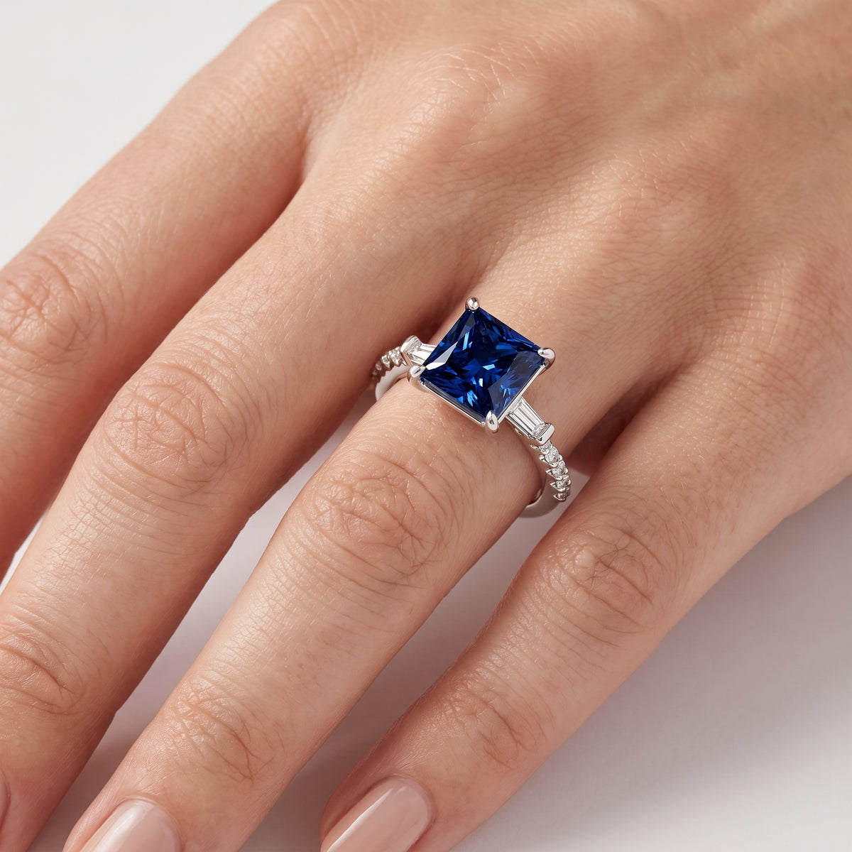_lifestyle_image@SKU:RG113-LCSP0300000DW #metal_silver+origin_lab-created