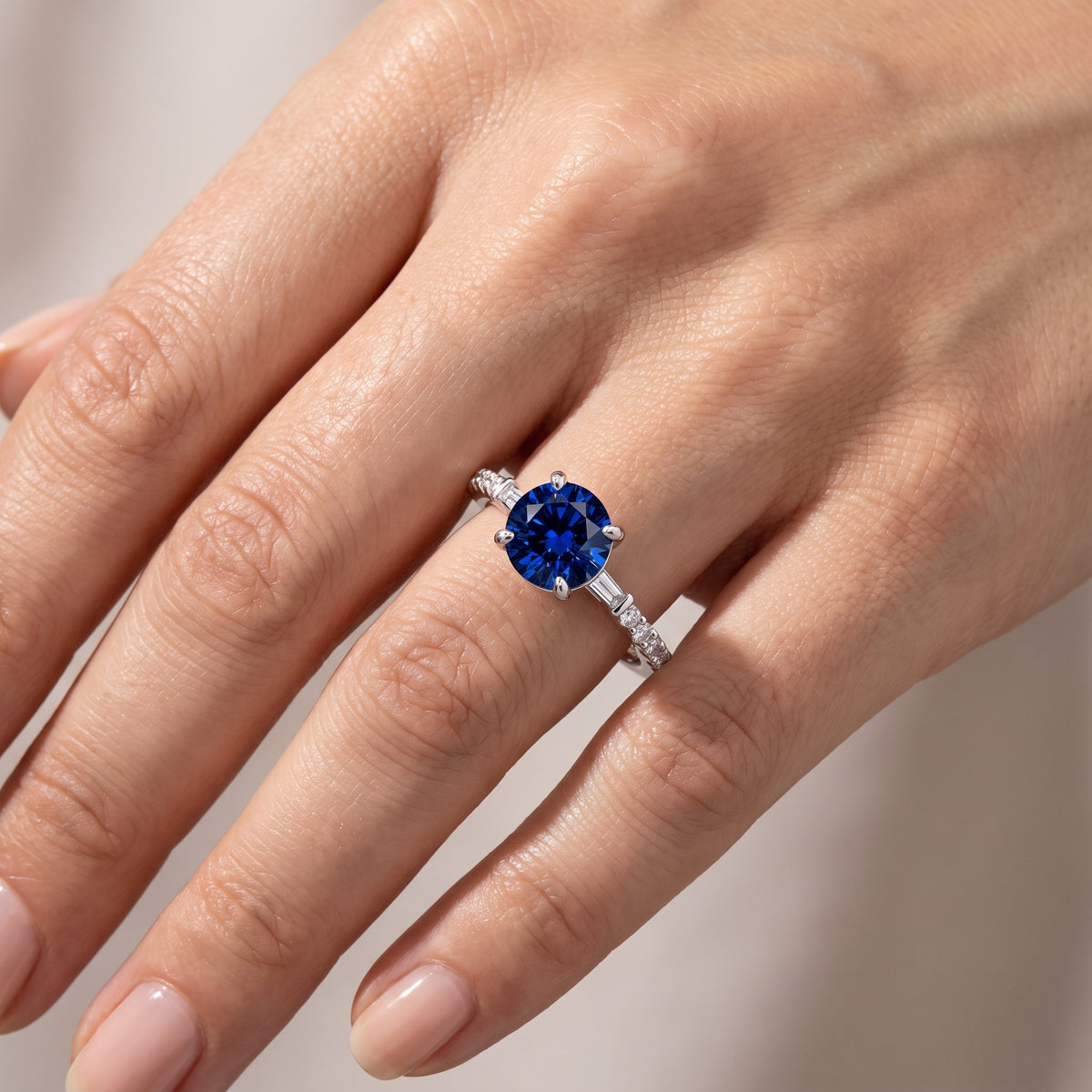 _lifestyle_image@SKU:RG113-LCSR01000004W #metal_10k-white-gold+origin_lab-created