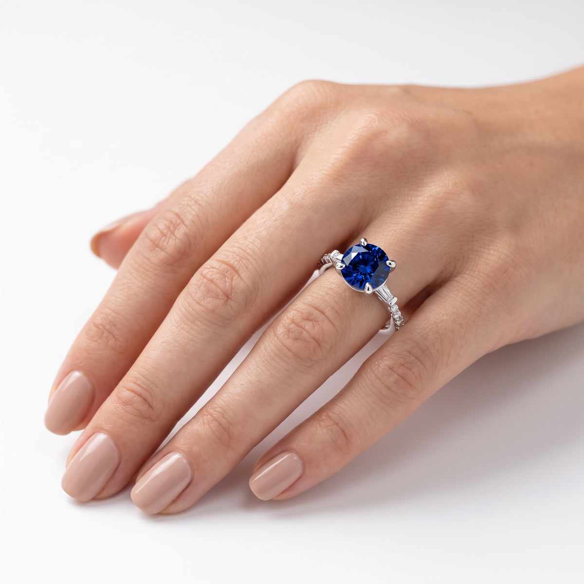 _lifestyle_image@SKU:RG113-LCSR02000004W #metal_10k-white-gold+origin_lab-created