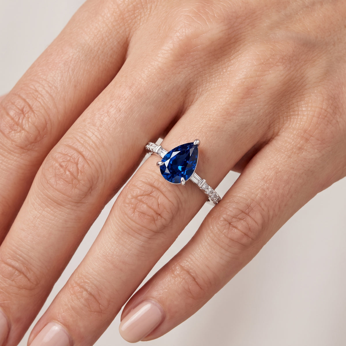 _lifestyle_image@SKU:RG113-NCSD01000004W #metal_14k-white-gold+origin_lab-created