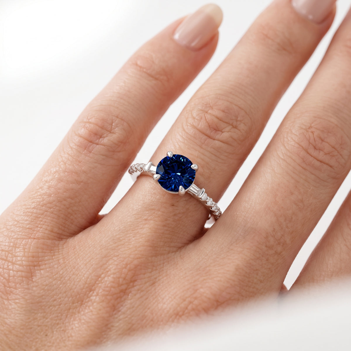 _lifestyle_image@SKU:RG113-NCSR01000004W #metal_14k-white-gold+origin_lab-created