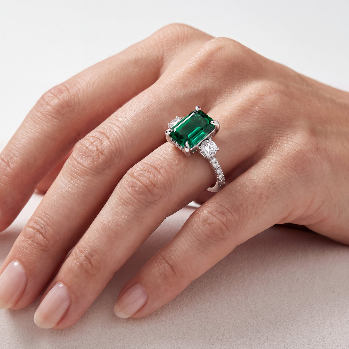 _lifestyle_image@SKU:RG115-NCQE03000004W #metal_14k-white-gold+origin_lab-created