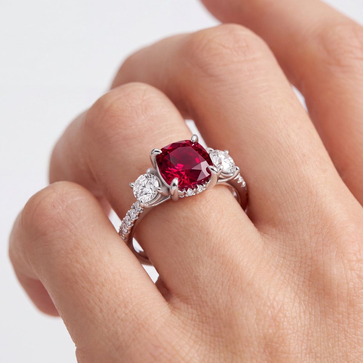 _lifestyle_image@SKU:RG115-LCRC01000004W #metal_10k-white-gold+origin_lab-created
