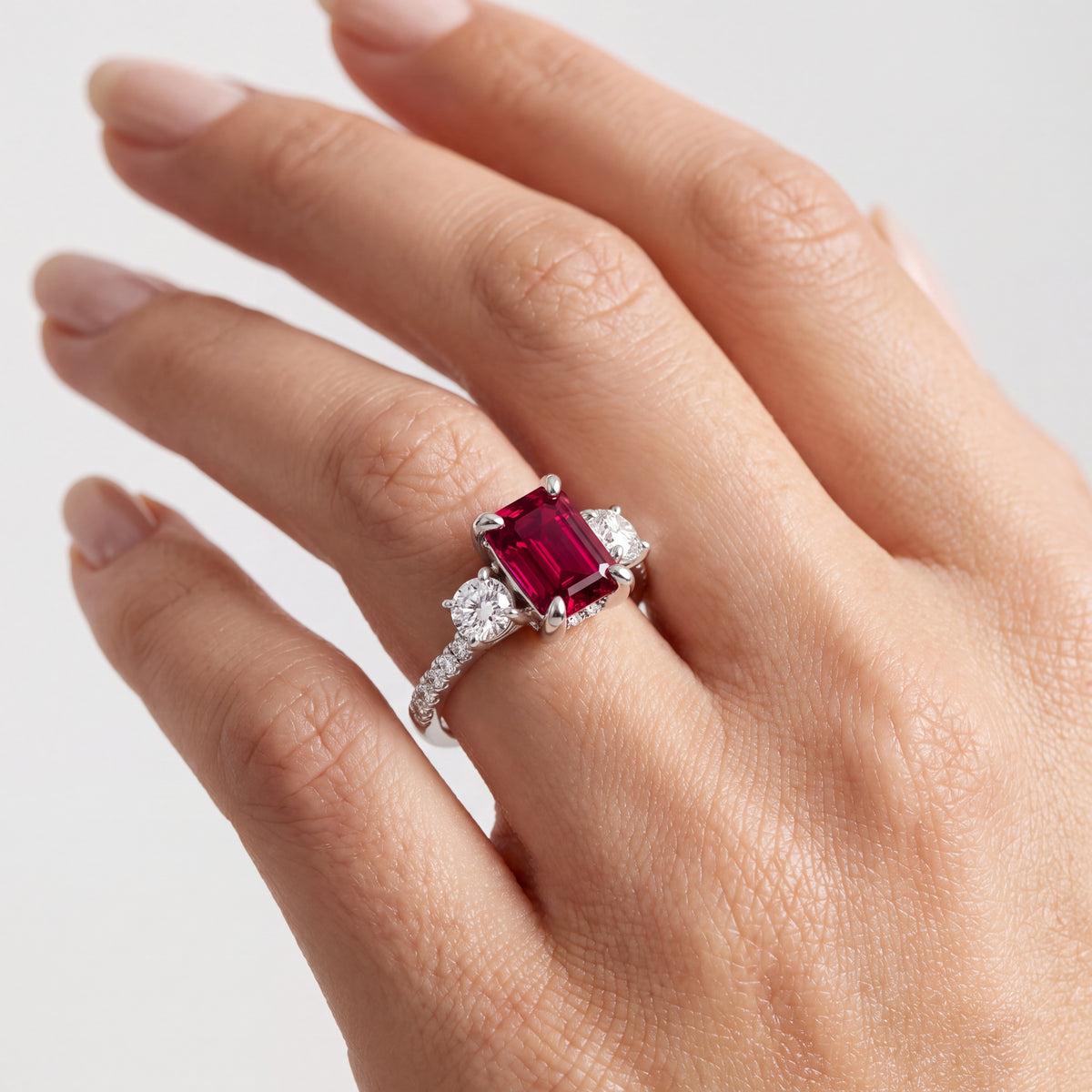 _lifestyle_image@SKU:RG115-LCRE01000004W #metal_10k-white-gold+origin_lab-created