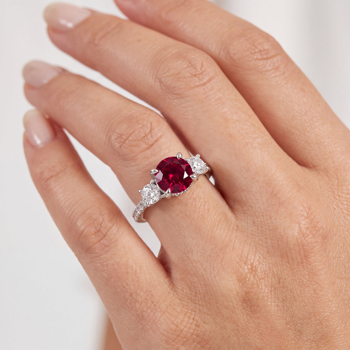 _lifestyle_image@SKU:RG115-LCRR01000004W #metal_10k-white-gold+origin_lab-created