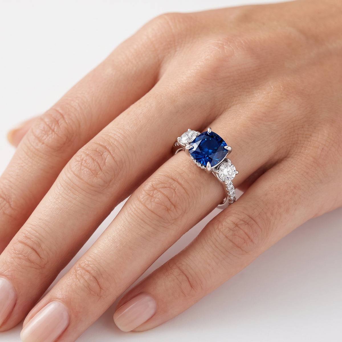 _lifestyle_image@SKU:RG115-LCSC01000004W #metal_10k-white-gold+origin_lab-created
