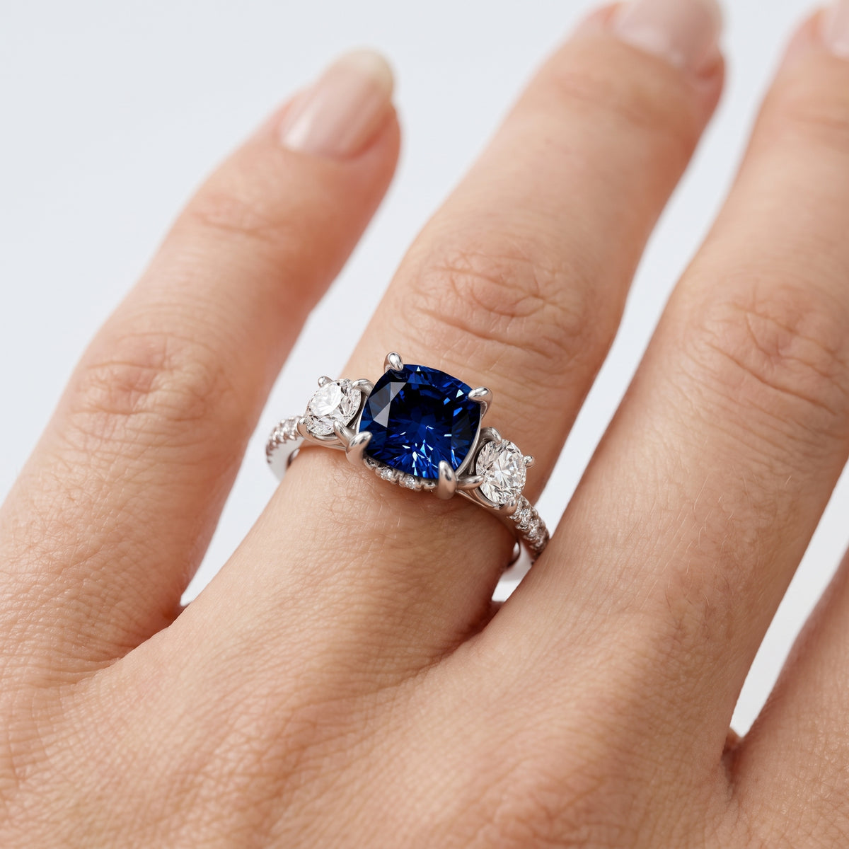 _lifestyle_image@SKU:RG115-LCSC0100000PL #metal_platinum+origin_lab-created