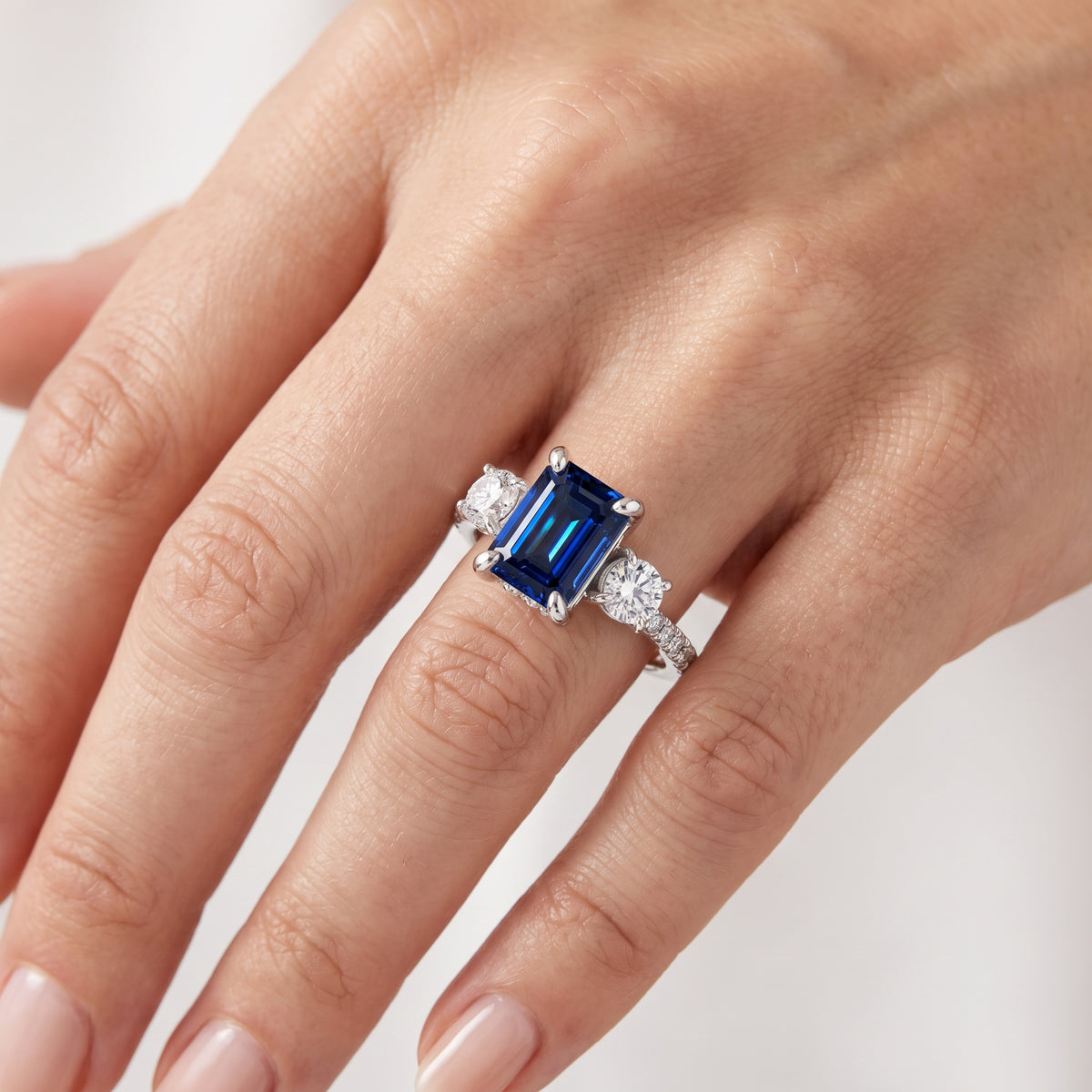 _lifestyle_image@SKU:RG115-LCSE01000004W #metal_10k-white-gold+origin_lab-created