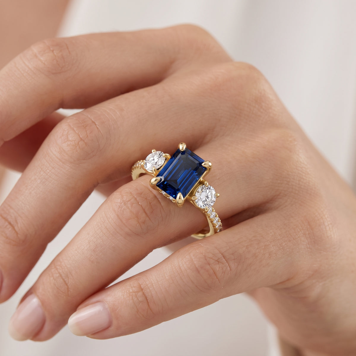 _lifestyle_image@SKU:RG115-LCSE01000004Y #metal_10k-yellow-gold+origin_lab-created