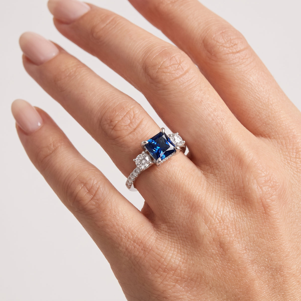 _lifestyle_image@SKU:RG115-LCSP01000004W #metal_10k-white-gold+origin_lab-created