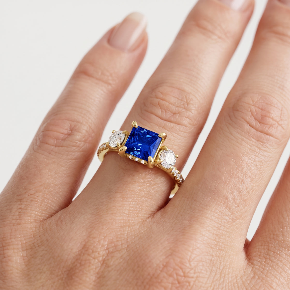 _lifestyle_image@SKU:RG115-LCSP01000004Y #metal_10k-yellow-gold+origin_lab-created