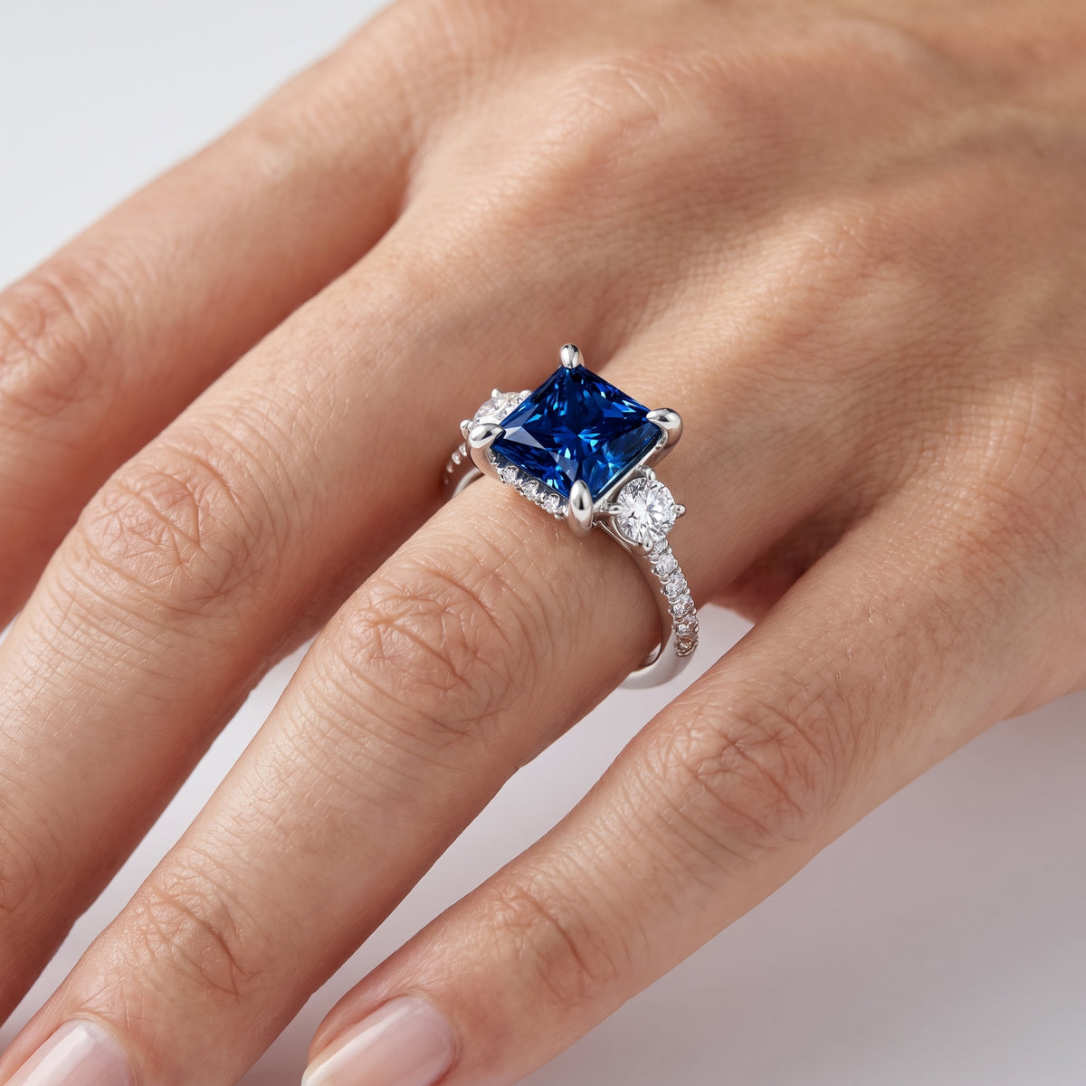 _lifestyle_image@SKU:RG115-LCSP03000004W #metal_10k-white-gold+origin_lab-created