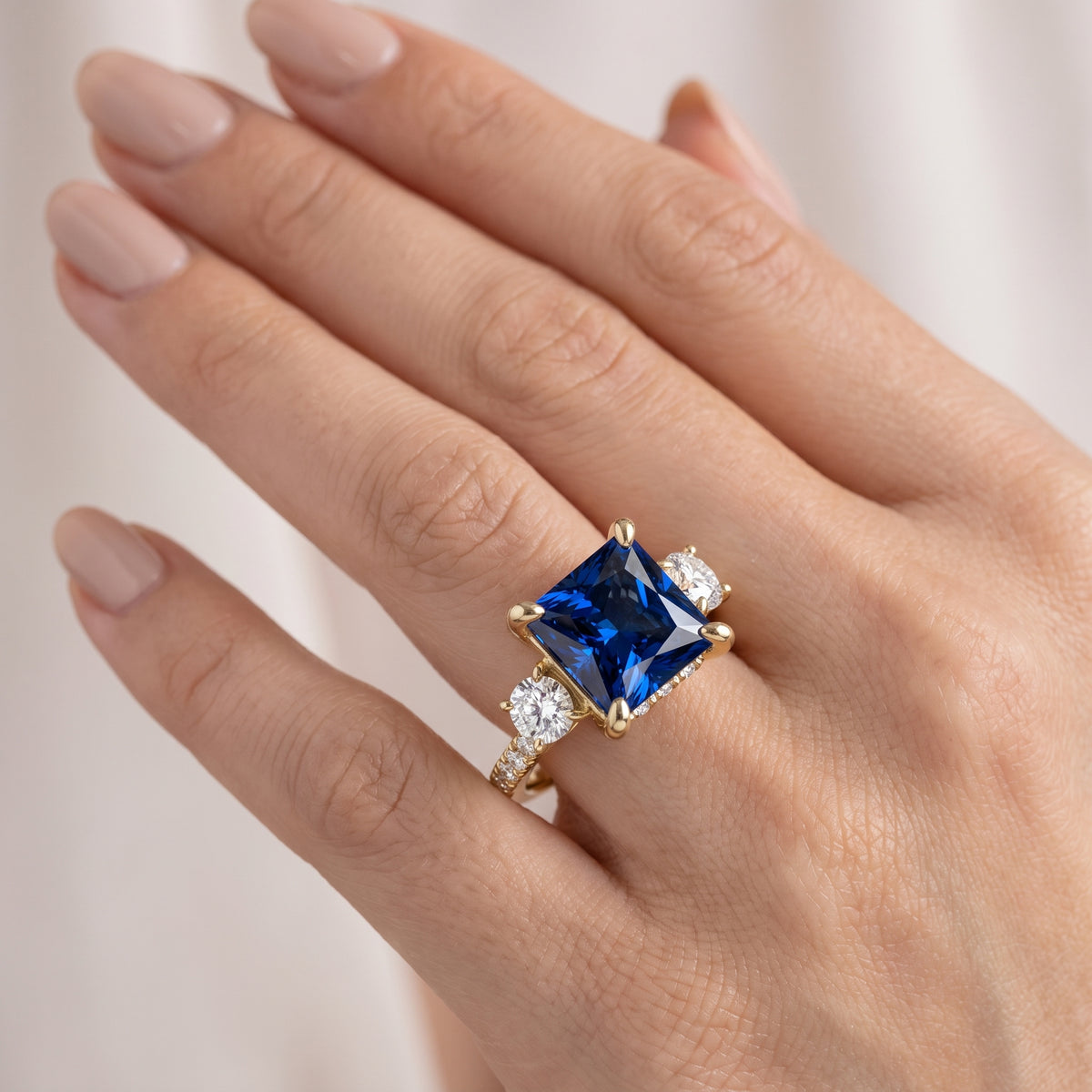 _lifestyle_image@SKU:RG115-LCSP03000004Y #metal_10k-yellow-gold+origin_lab-created