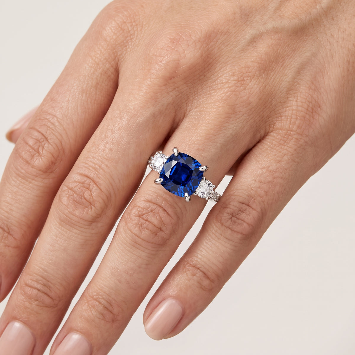 _lifestyle_image@SKU:RG115-NCSC0200000PL #metal_platinum+origin_lab-created