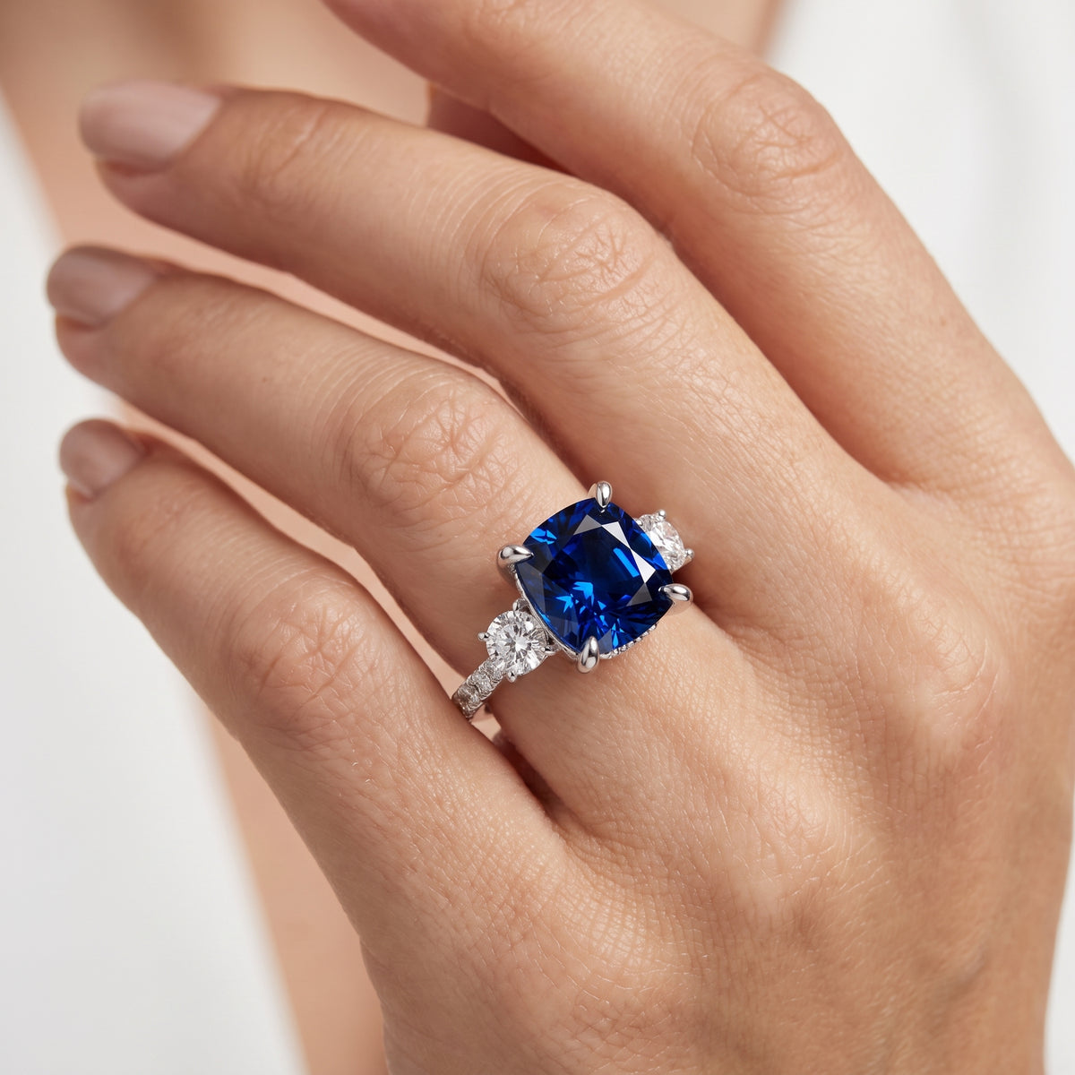 _lifestyle_image@SKU:RG115-NCSC0300000PL #metal_platinum+origin_lab-created