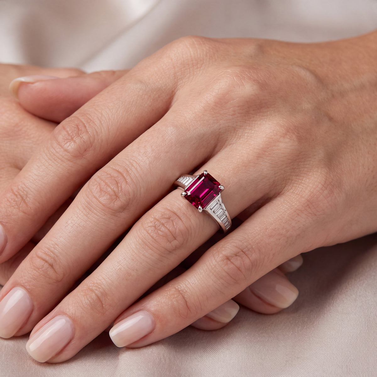 _lifestyle_image@SKU:RG136-LCRE01000004W #metal_10k-white-gold+origin_lab-created