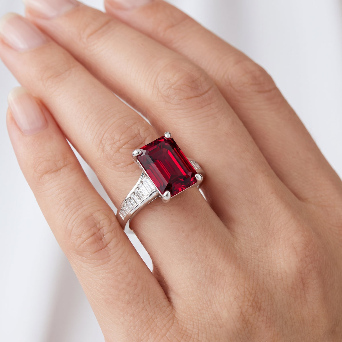_lifestyle_image@SKU:RG136-LCRE02000004W #metal_10k-white-gold+origin_lab-created