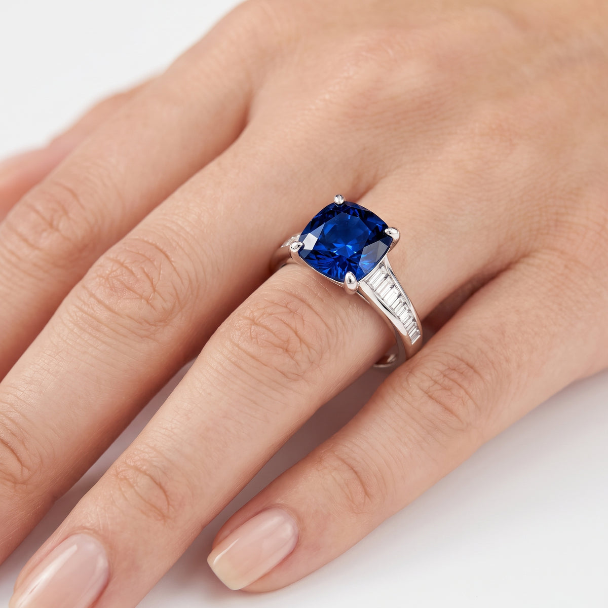 _lifestyle_image@SKU:RG136-LCSC02000004W #metal_10k-white-gold+origin_lab-created